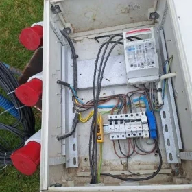 Skrzynka budowlana elektryczna z erbetką RBK00 wyposażona 4 gniazda siłowe