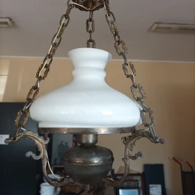 Lampa wisząca pojedyncza- stary brąz, z białym kloszem. Cena 20 zł